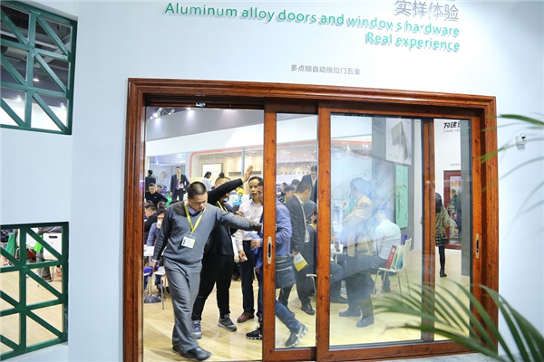 aluminum-window-and-door-curtain-new-products-exposition-2
